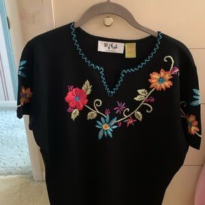 Talk of the Walk Beautiful Floral Embroidered Black Top size Large